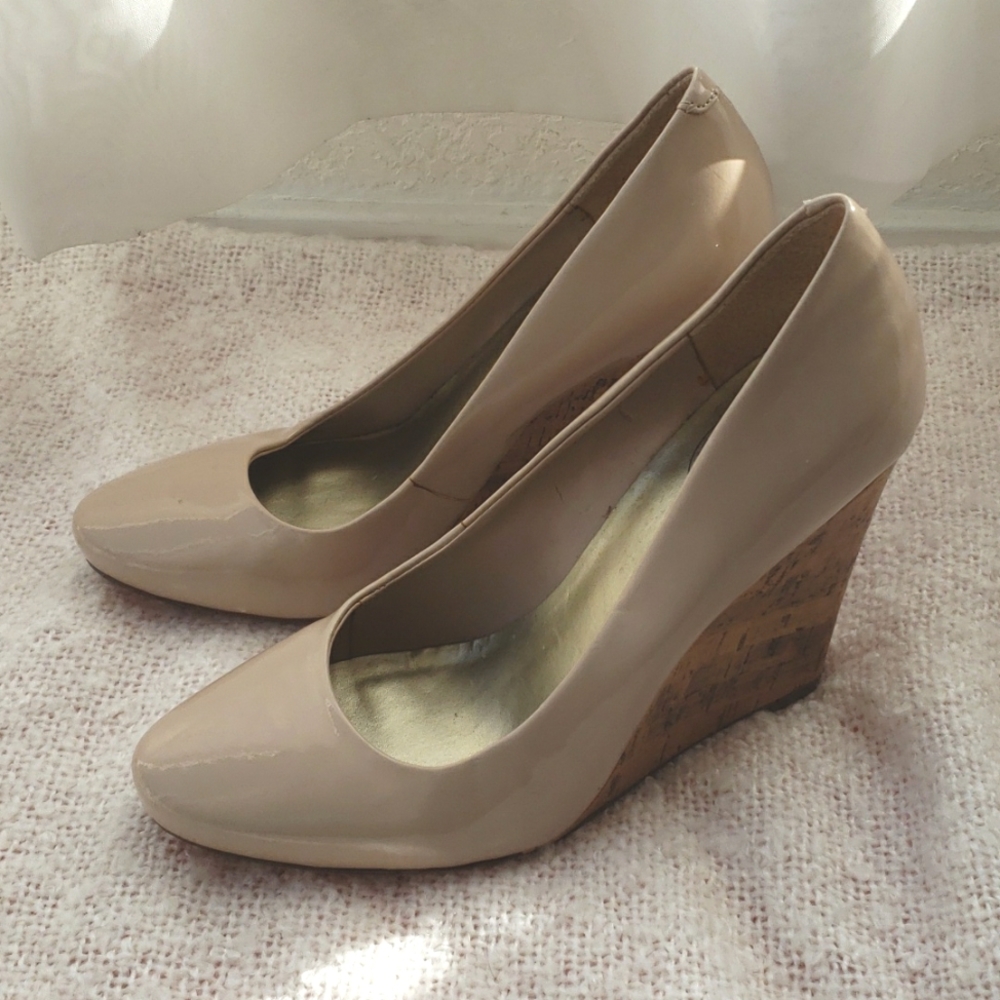 Jessica Simpson taupe cork wedges, sz 8